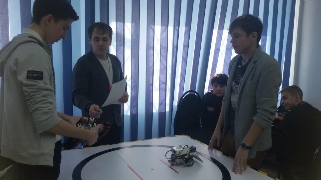 На базе учебного центра «УВИСТ» состоялся 1 тур муниципальных соревнований по робототехнике