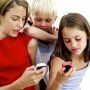 Использование учениками мобильных телефонов в школах рекомендовано ограничить